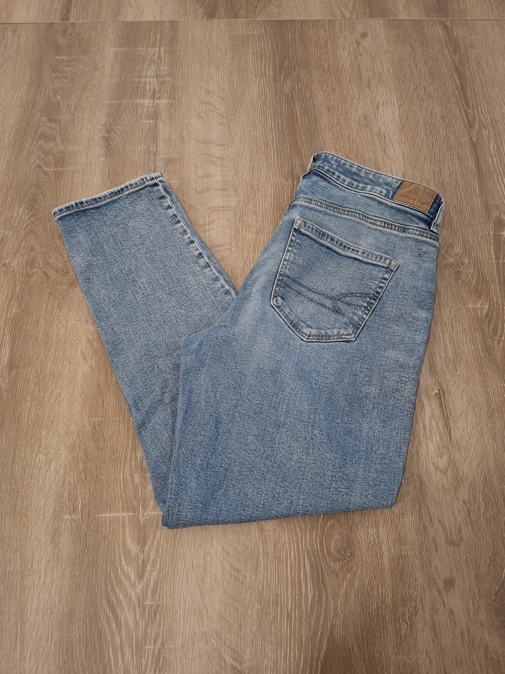 American Eagle Strigid Women's High-Rise Distressed Straight Jeans 8R Light Wash